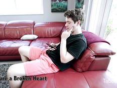 Изголодавшаяся по сексу сиськастая дамочка затрахала молодого парня