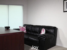 Застенчивая молодая шатенка с большими сиськами отпердолена в анус