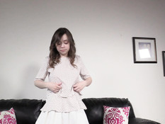 Застенчивая молодая шатенка с большими сиськами отпердолена в анус