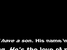 Мужик отымел на диване светловолосую милфу и кончил на большую грудь