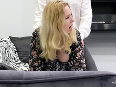 Мужик отымел на диване светловолосую милфу и кончил на большую грудь