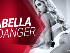 Белый мужик вошёл в спальню и отымел в киски юную мулатку и блондинку