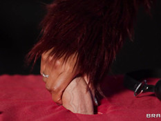 Продавец секс шопа отодрал и залил спермой молодую грудастую мулатку