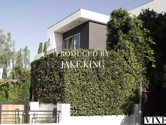 Мулатка трахается с белым парнем на кровати и получает сперму на лицо