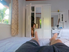 Сиськастая русская девушка стащила с парня трико и стала сосать член