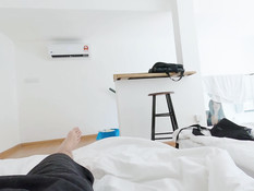 Сисястая русская девка подсмотрела за парнем и отсосала твёрдый член