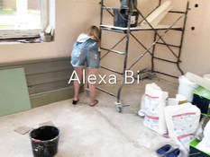 Игривая зрелая блондинка с большими титьками оттрахана в позе раком