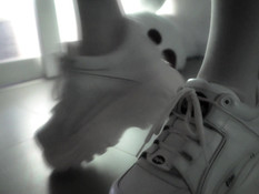 Красивый светловолосый транссексуал отпердолил себя фаллосом в анал