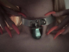 Красивый светловолосый транссексуал отпердолил себя фаллосом в анал