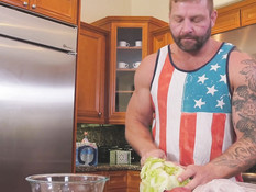 Групповой секс в открытом бассейне мужиков и четырёх молодых трансов