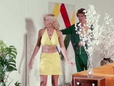 Парень в спортивном костюме оттрахал кудрявую пышногрудую блондинку