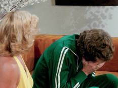 Парень в спортивном костюме оттрахал кудрявую пышногрудую блондинку