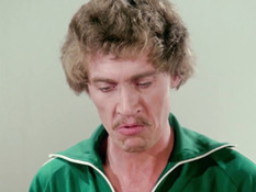 Парень в спортивном костюме оттрахал кудрявую пышногрудую блондинку