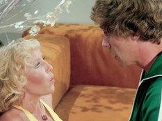 Парень в спортивном костюме оттрахал кудрявую пышногрудую блондинку