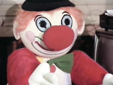 Две развратные дамы делают минет и занимаются сексом с сонным парнем