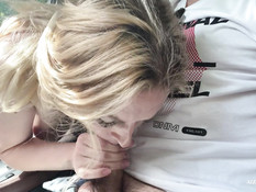 Водитель машины дал отсосать свой член сисястой украинской блондинке