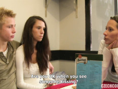 Две молодые свинг пары занимаются страстным сексом в туалете в кафе