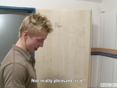 Две молодые свинг пары занимаются страстным сексом в туалете в кафе