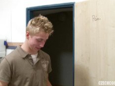 Две молодые свинг пары занимаются страстным сексом в туалете в кафе