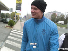 Две молодые свинг пары занимаются групповым сексом в микроавтобусе