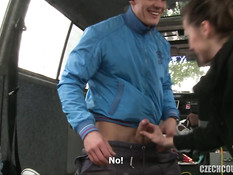 Две молодые свинг пары занимаются групповым сексом в микроавтобусе