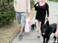 Две молодые пары занимаются групповым свинг сексом на траве в кустах