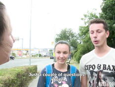 Две молодые пары занимаются групповым свинг сексом на траве в кустах