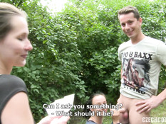 Две молодые пары занимаются групповым свинг сексом на траве в кустах