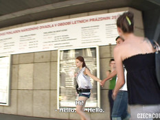 Две молодые пары занимались свинг сексом возле дороги среди деревьев