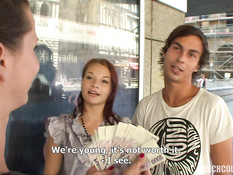 Две молодые пары занимались свинг сексом возле дороги среди деревьев