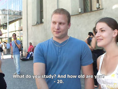 Две молодые пары занимались свинг сексом возле дороги среди деревьев