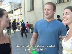 Две молодые пары занимались свинг сексом возле дороги среди деревьев