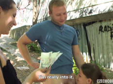 Две молодые пары занимались свинг сексом возле дороги среди деревьев