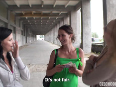 Молодая свинг пара сняла на улице двух девушек и развела их на секс