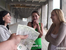 Молодая свинг пара сняла на улице двух девушек и развела их на секс