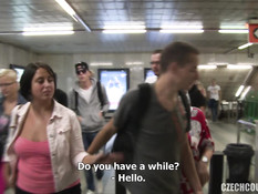 Две молодые чешские свинг пары занимались групповым сексом в переходе