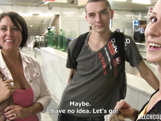 Две молодые чешские свинг пары занимались групповым сексом в переходе