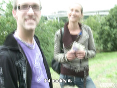 Сисястая блондинка и худая шатенка занимались свинг сексом с парнями