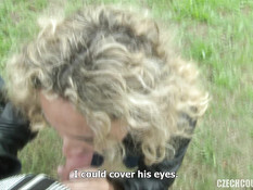 Сисястая блондинка и худая шатенка занимались свинг сексом с парнями