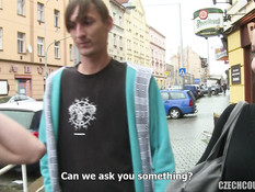 Кудрявая блондинка получила сперму на попку после свинг групповушки