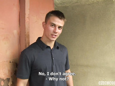 Кудрявая блондинка получила сперму на попку после свинг групповушки