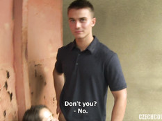 Кудрявая блондинка получила сперму на попку после свинг групповушки