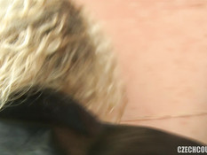 Кудрявая блондинка получила сперму на попку после свинг групповушки