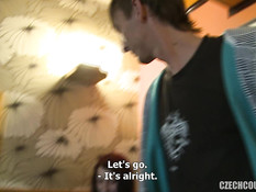 Кудрявая блондинка получила сперму на попку после свинг групповушки