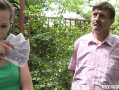 Пожилая семейная пара в парке занялась свинг сексом с молодой парой