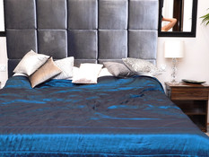 Разгорячённая грудастая брюнетка громко кричит во время мастурбации