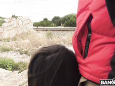 Мужчина отпердолил в анал девку в белом платье возле железной дороги