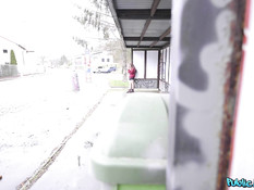 Пикапер оттрахал на обочине горячую испанскую блондинку в колготках