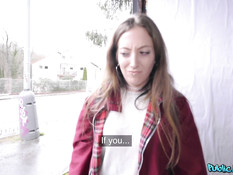 Пикапер оттрахал на обочине горячую испанскую блондинку в колготках