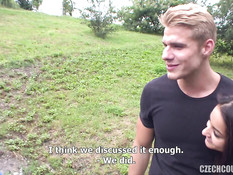 Две пары молодых свингеров занимаются сексом на траве в летнем парке